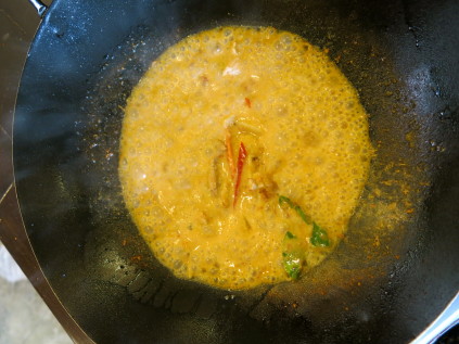pork curry in wok_baipai cooking school_bangkok_thailand
